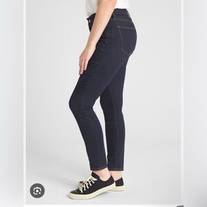 NWT- Gap- Curvy True Skinny Dark wash Jeans - Size 31
